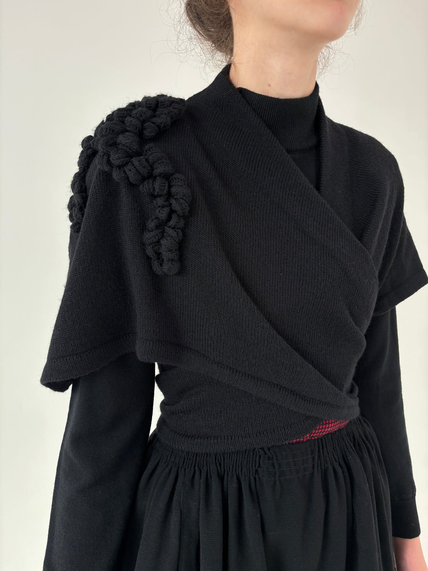 Capă neagră italiană cu aplicație 3D din lana extrafina