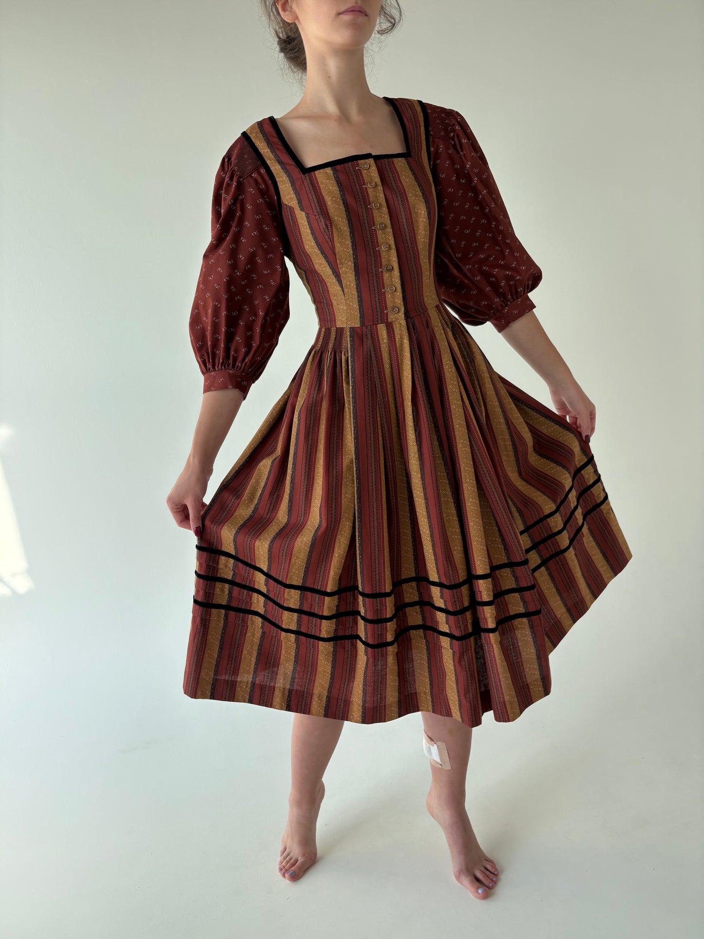 Rochie vintage cu corsaj în nuanțe superbe ciocolatii din mix de lanita