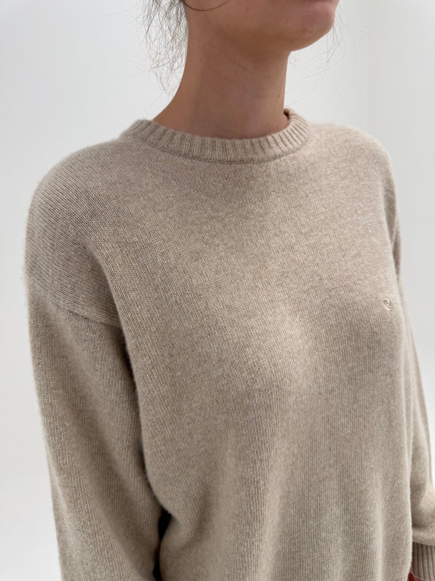 Pulover nude de brand luxury Pierre Cardin din lana extrafina cu cașmir în croi lejer