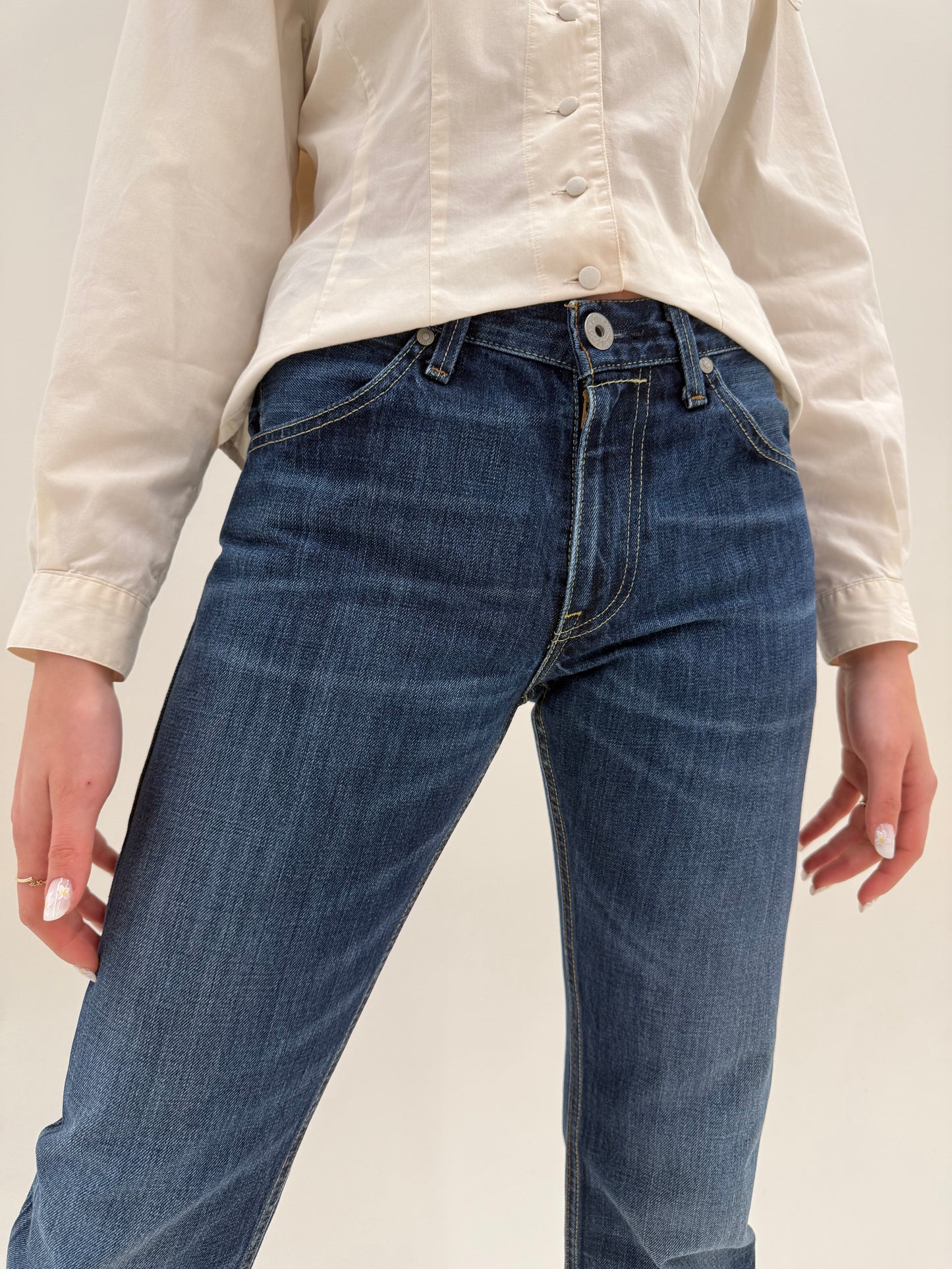 Jeans vintage bootcut Levi’s dark wash anii 2000 in croi super revenit în trend