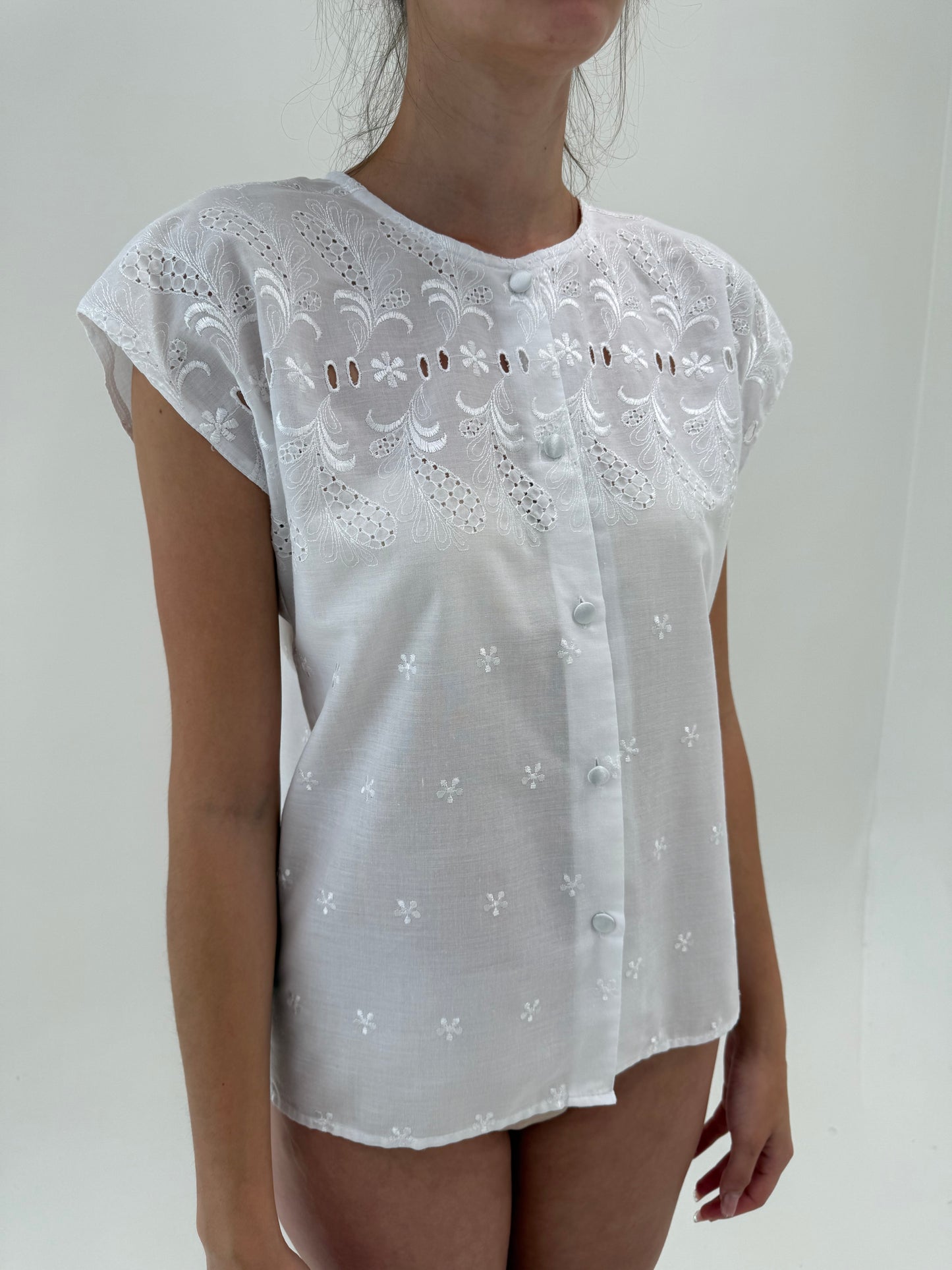Top în croi lejer cu broderie superbă din panzica de bumbac