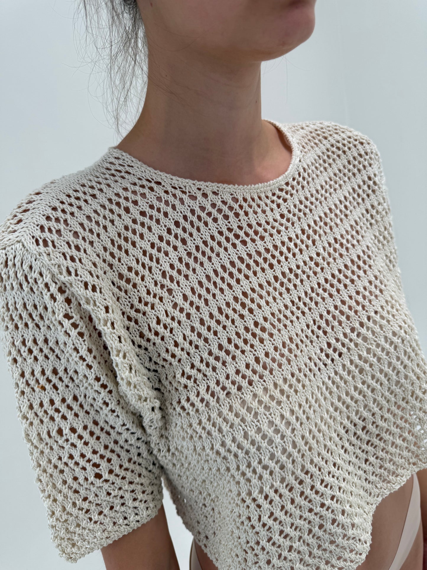 Top cropped din bumbac macrame dantelat sand nude