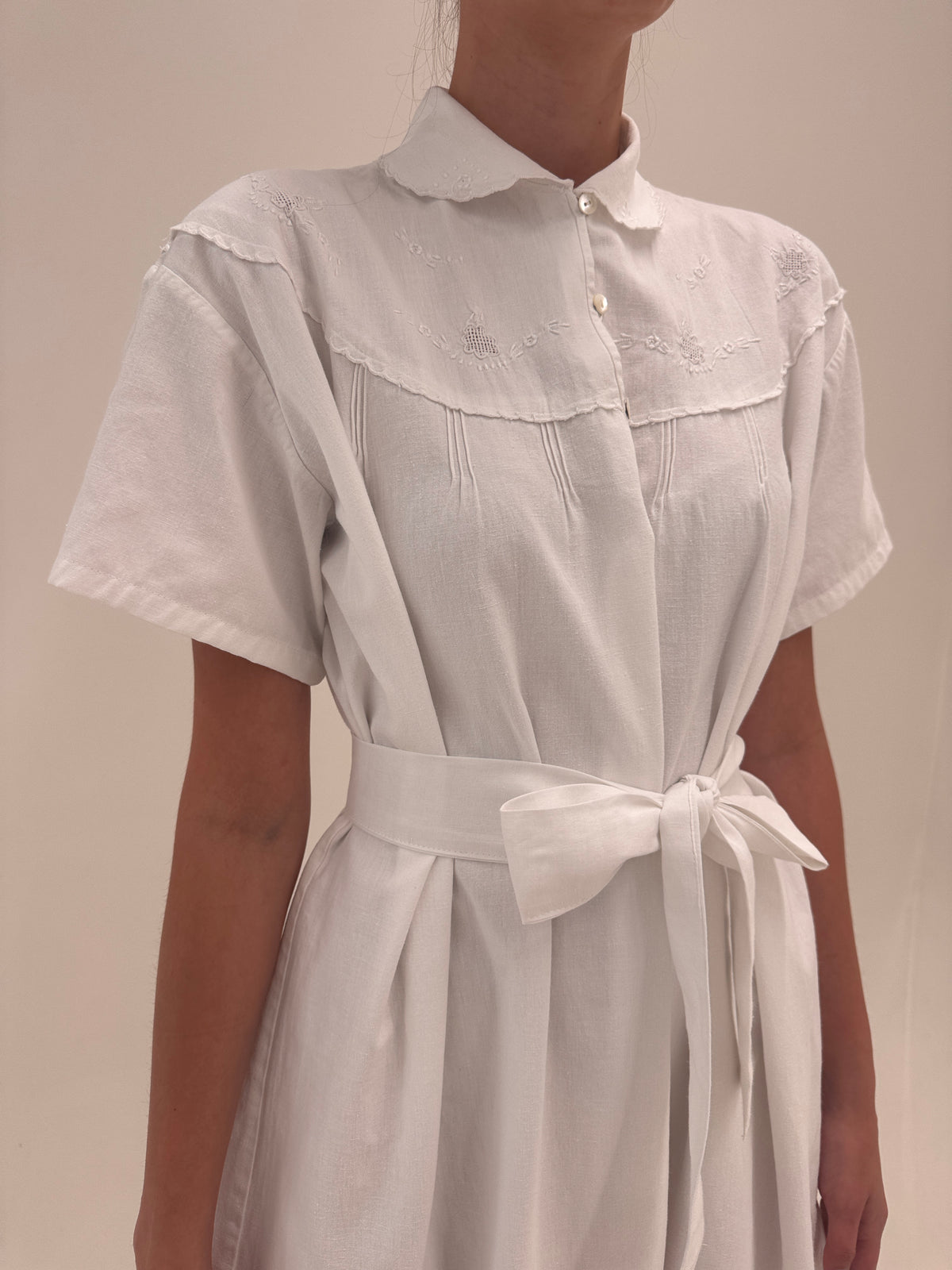Rochie maxi cu broderie manuală din pânză excepțională de in cu cordon