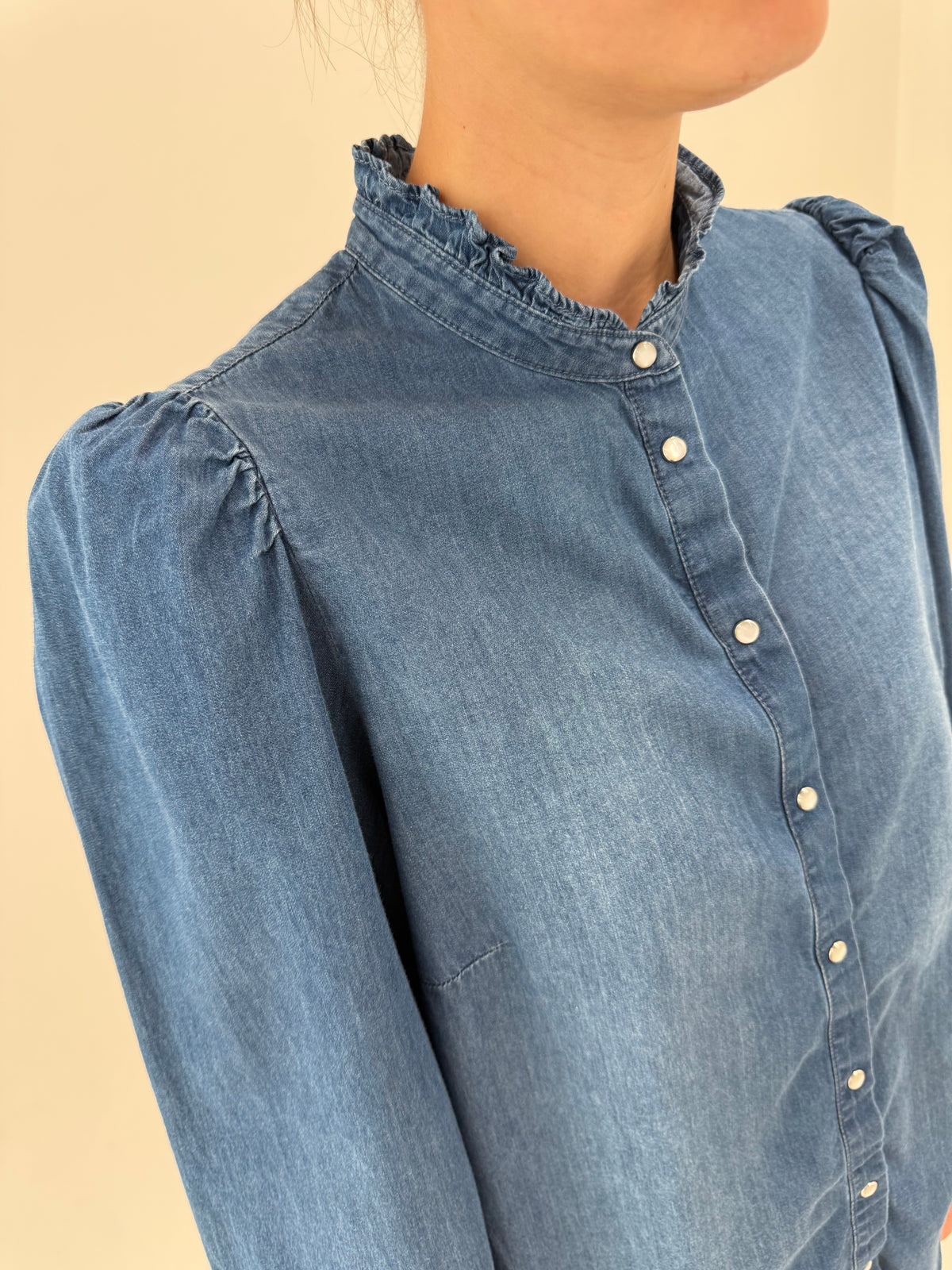 Cămașa din jeans moale de bumbac cu mâneci ușor bufante