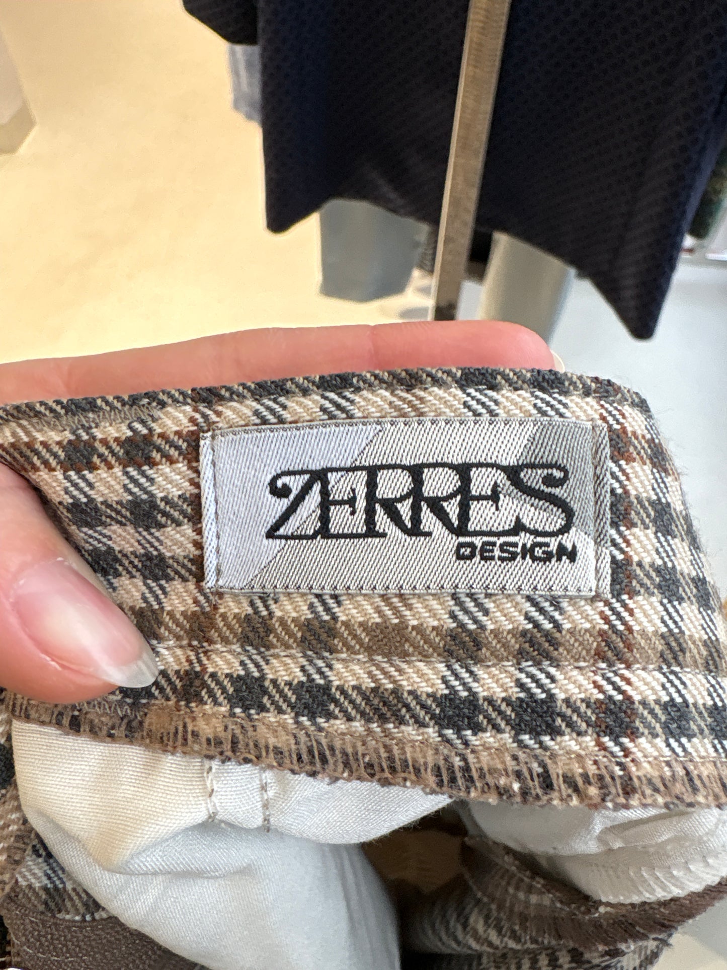 Pantaloni cu talie ultra înaltă și carouri în culori neutre din lana extrafina