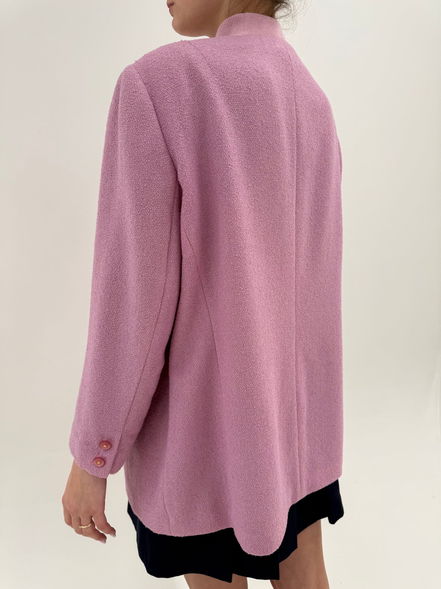 Sacou roz pudrat din boucle fin și subțire de lana extrafina în croi minimalist