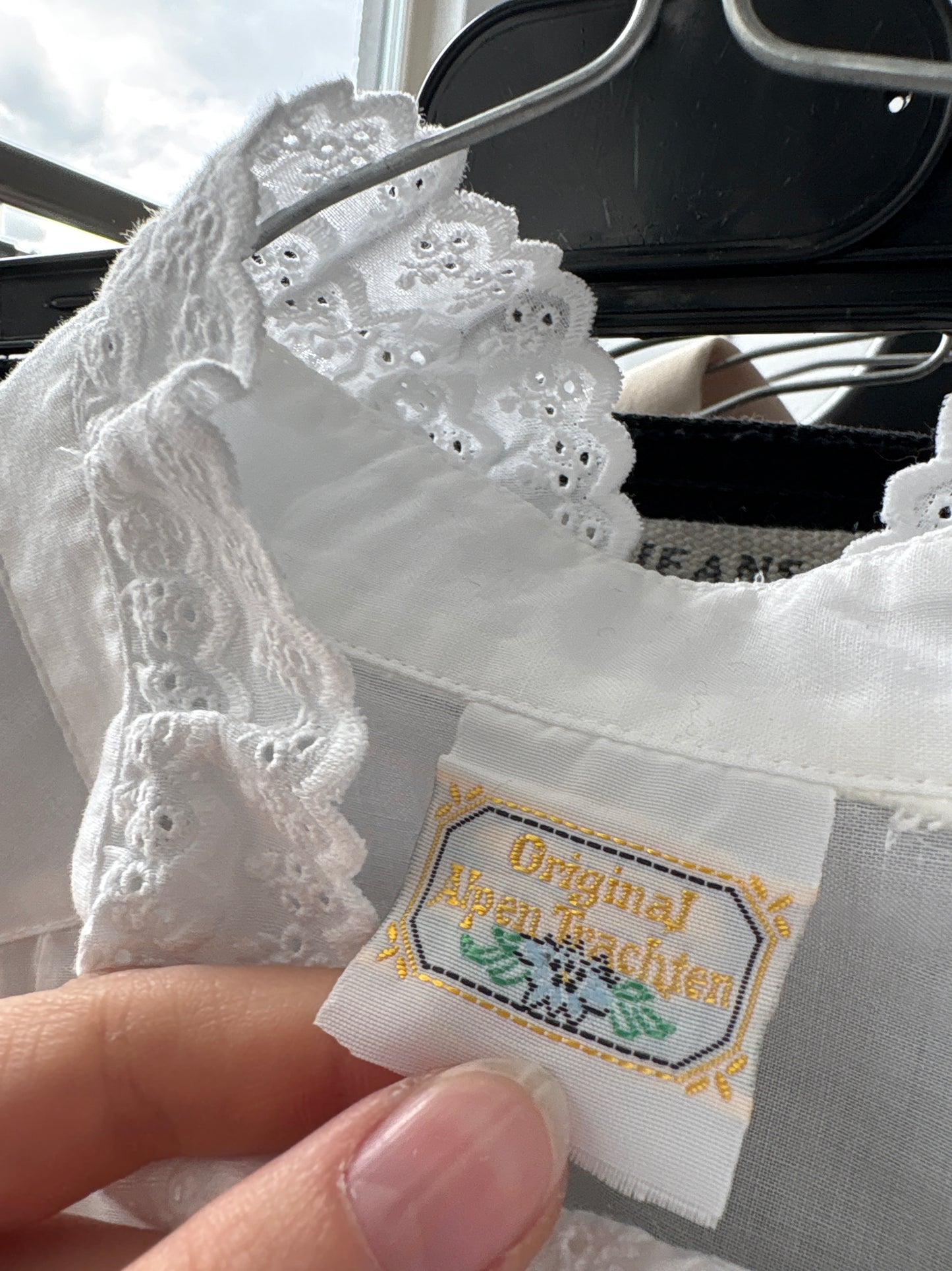 Cămașa vintage în croi amplu cu broderie anglaise