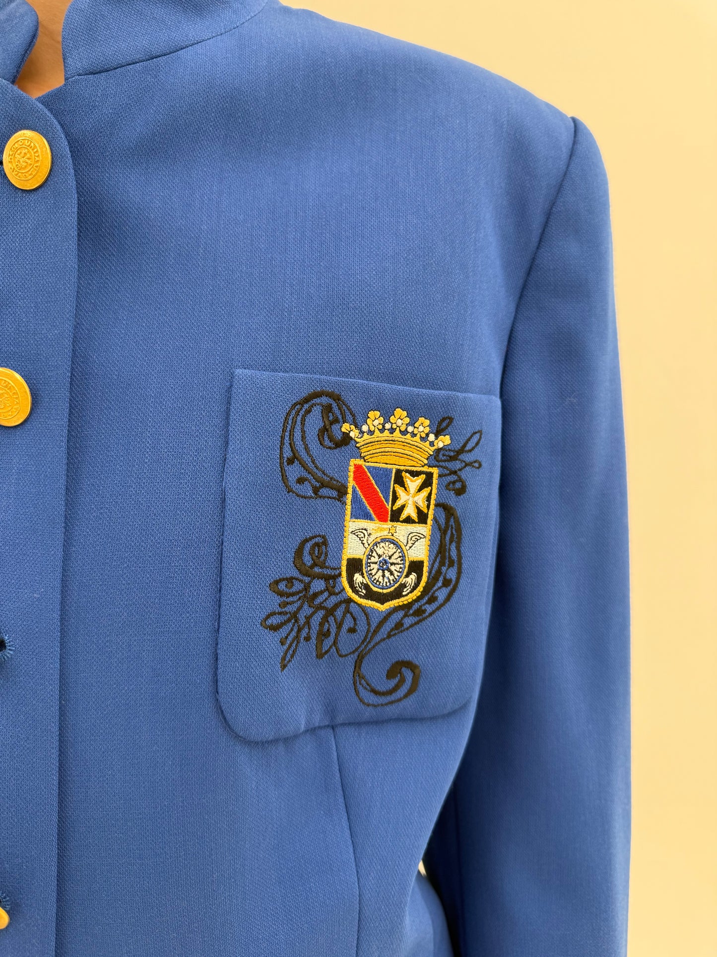 Sacou luxury Mondi Escada albastru regal cu nasturi metalici aurii și emblema brodată