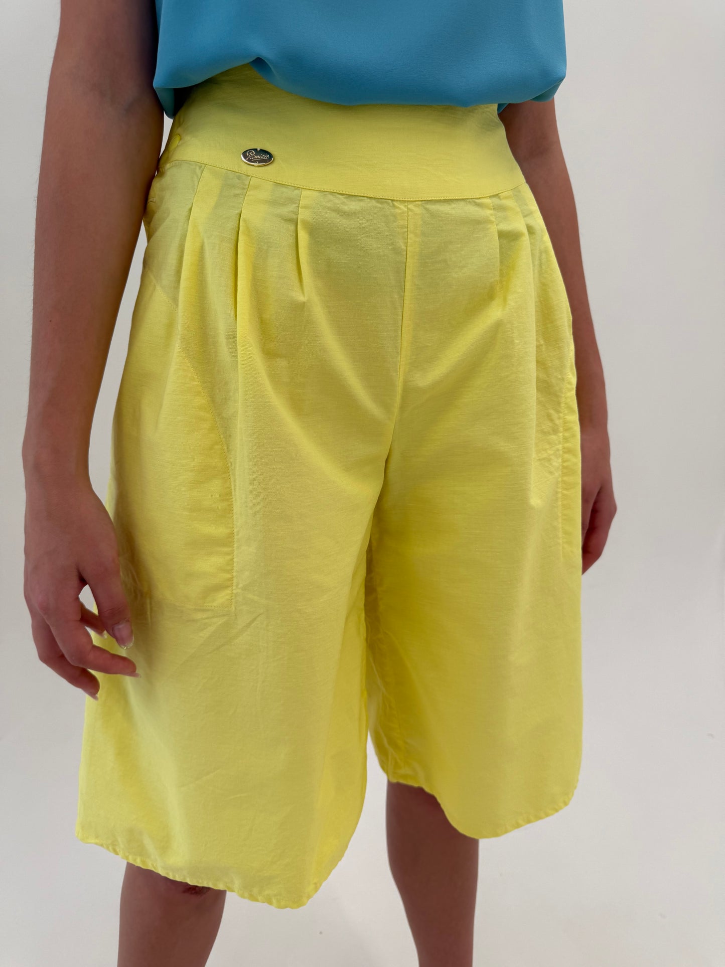 Culottes lemon yellow din bumbac cu pense și talie mică xtrem de înaltă