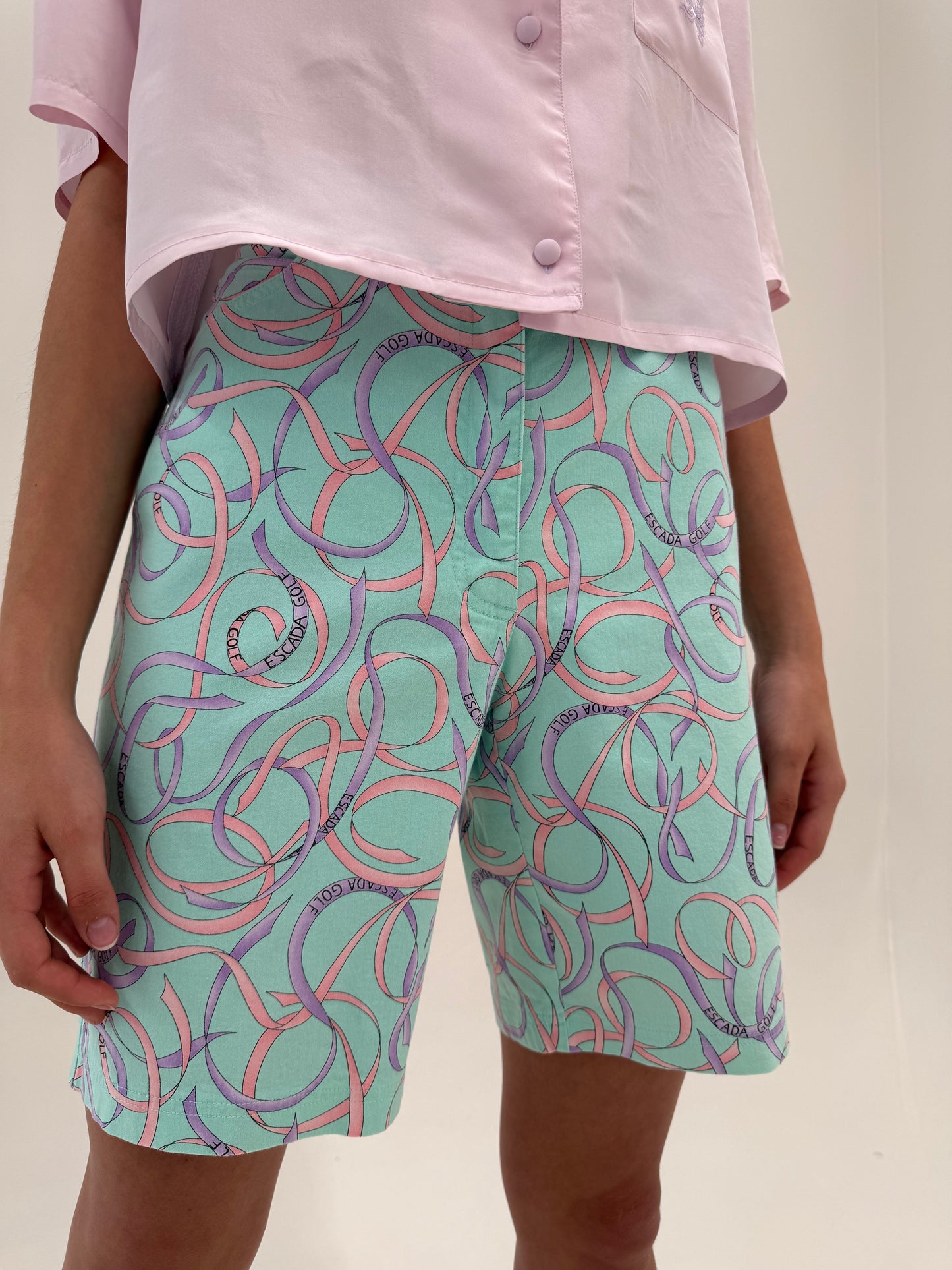 Pantaloni scurți ultra confort Escada în culori pudrate și print cu panglici