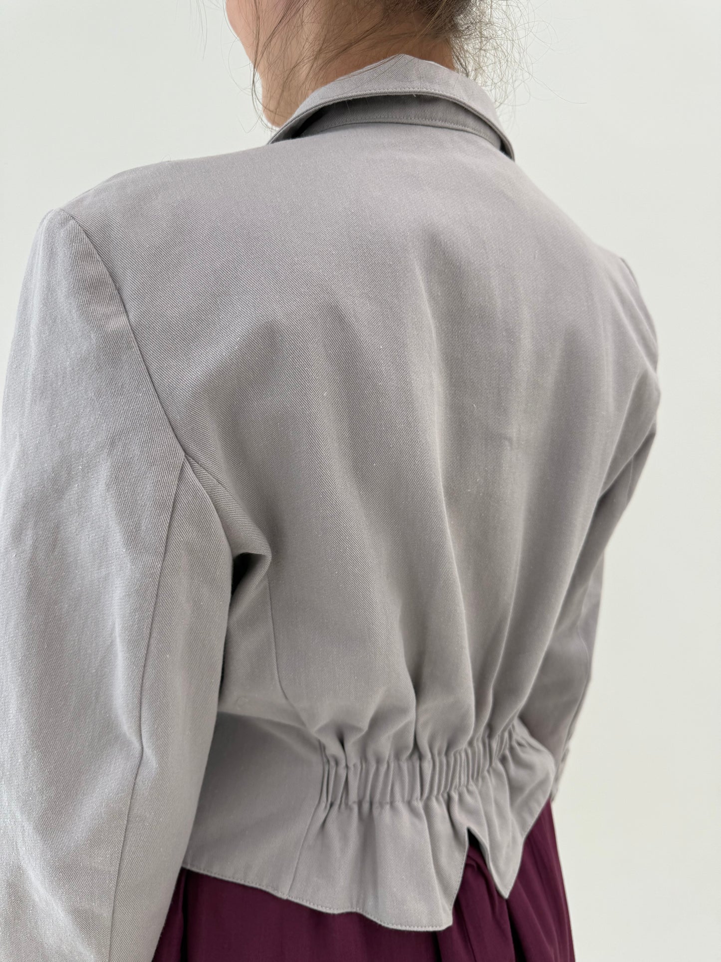 Sacou cambrat warm gray din twill de bumbac cu talie elastică la spate
