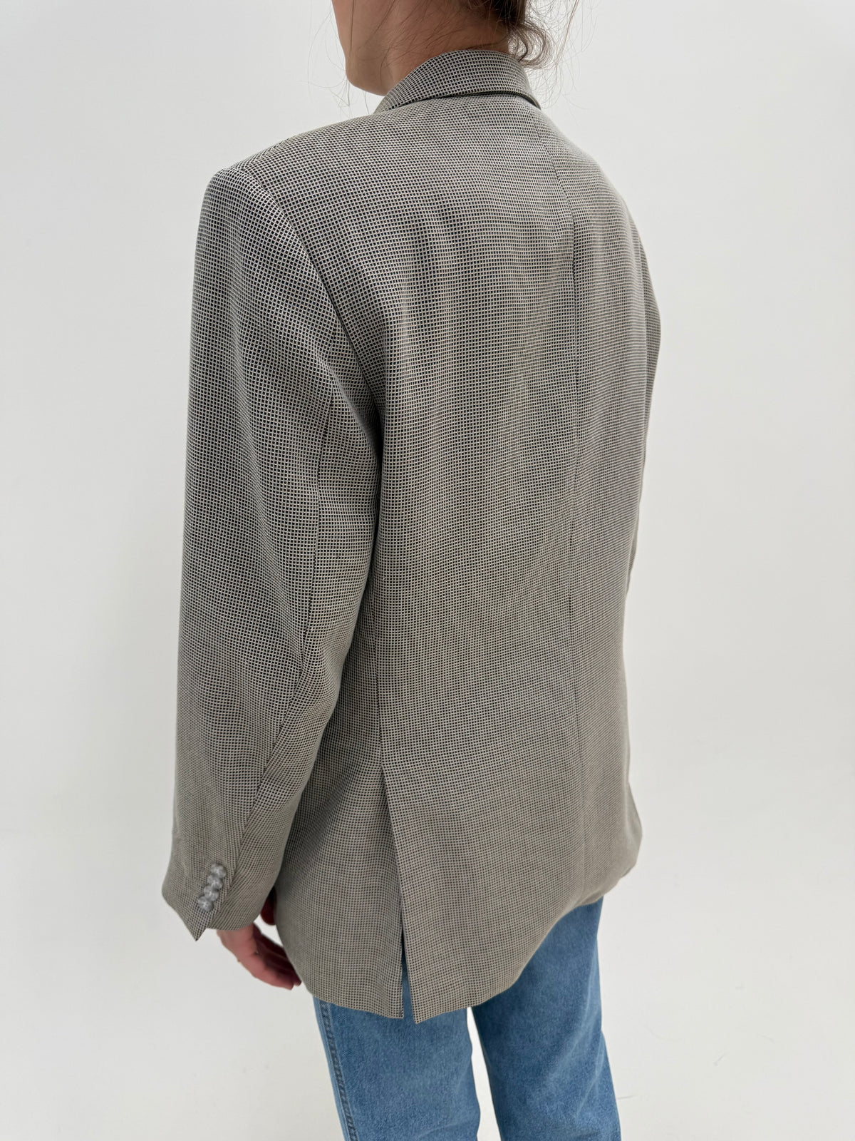 Sacou din stofă excepțională de lana și mătase naturală în carouri fine și croi actual