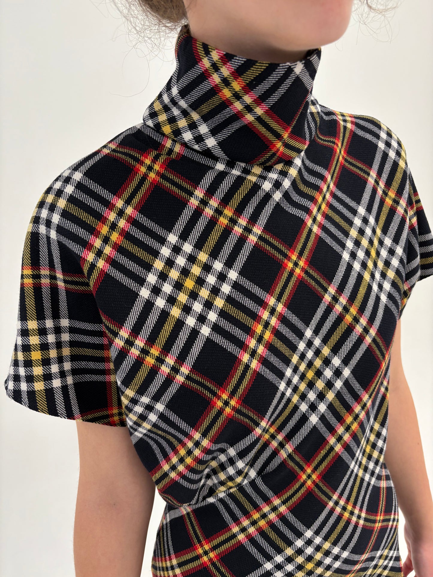 Maleta din tweed moale si strech in croi ușor asimetric usor cambrat