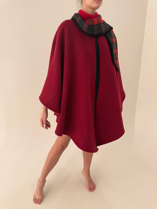 Capa din lana extrafina dark cherry red cu eșarfă proprie