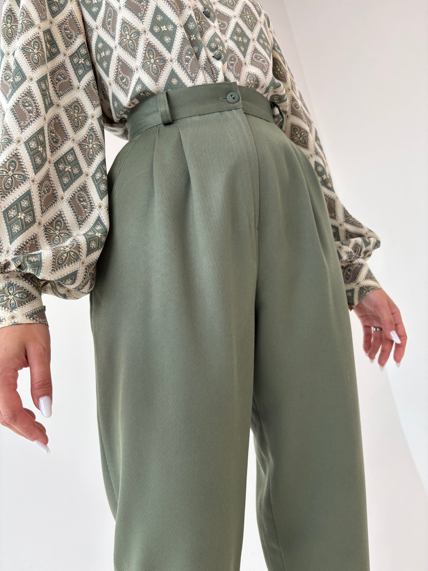 Pantaloni vintage țigaretă cu talie ultra înaltă marcată și pense