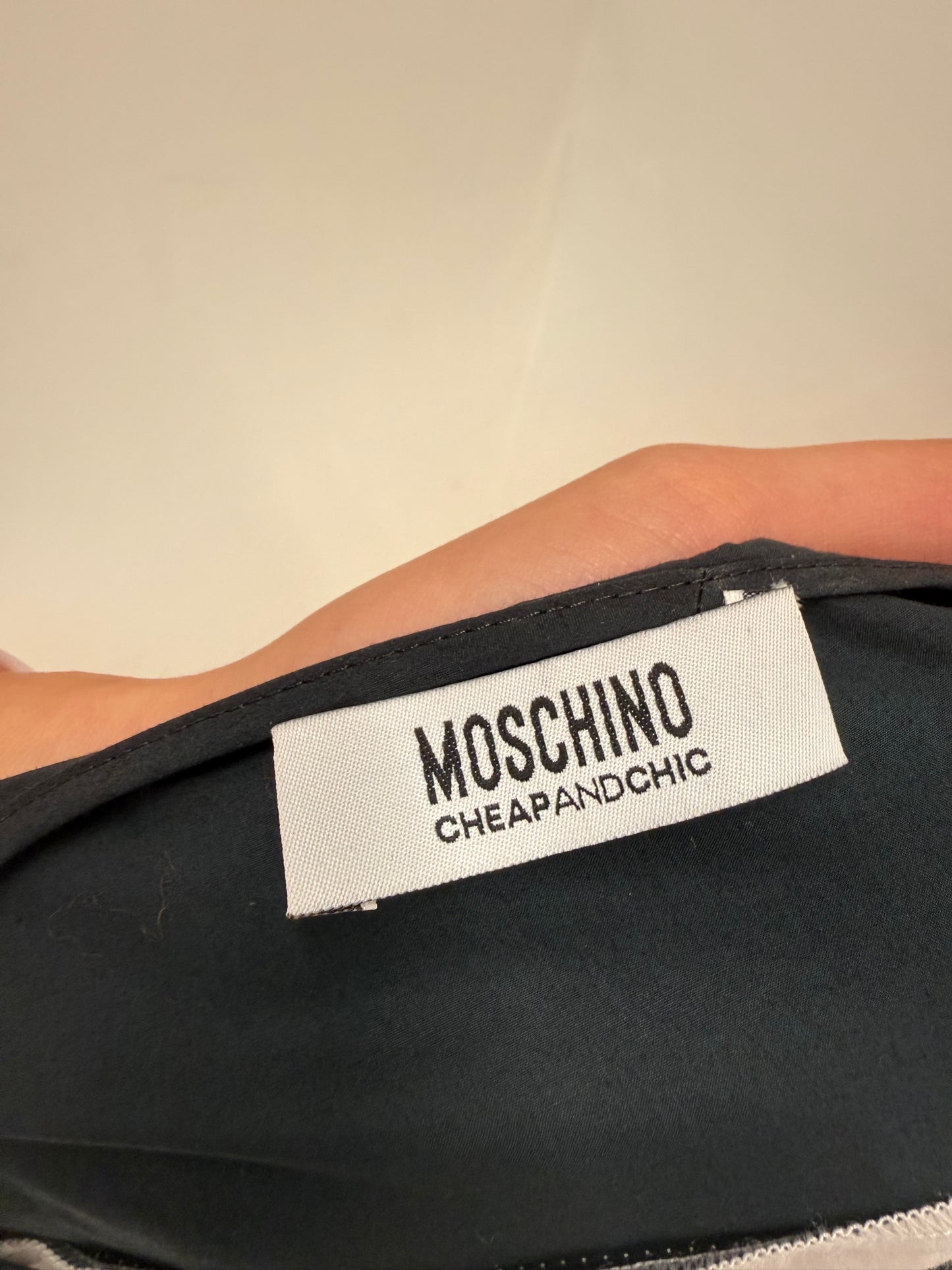 Rochie Moschino în croi atemporal din poplin de bumbac cu dungi alb negru