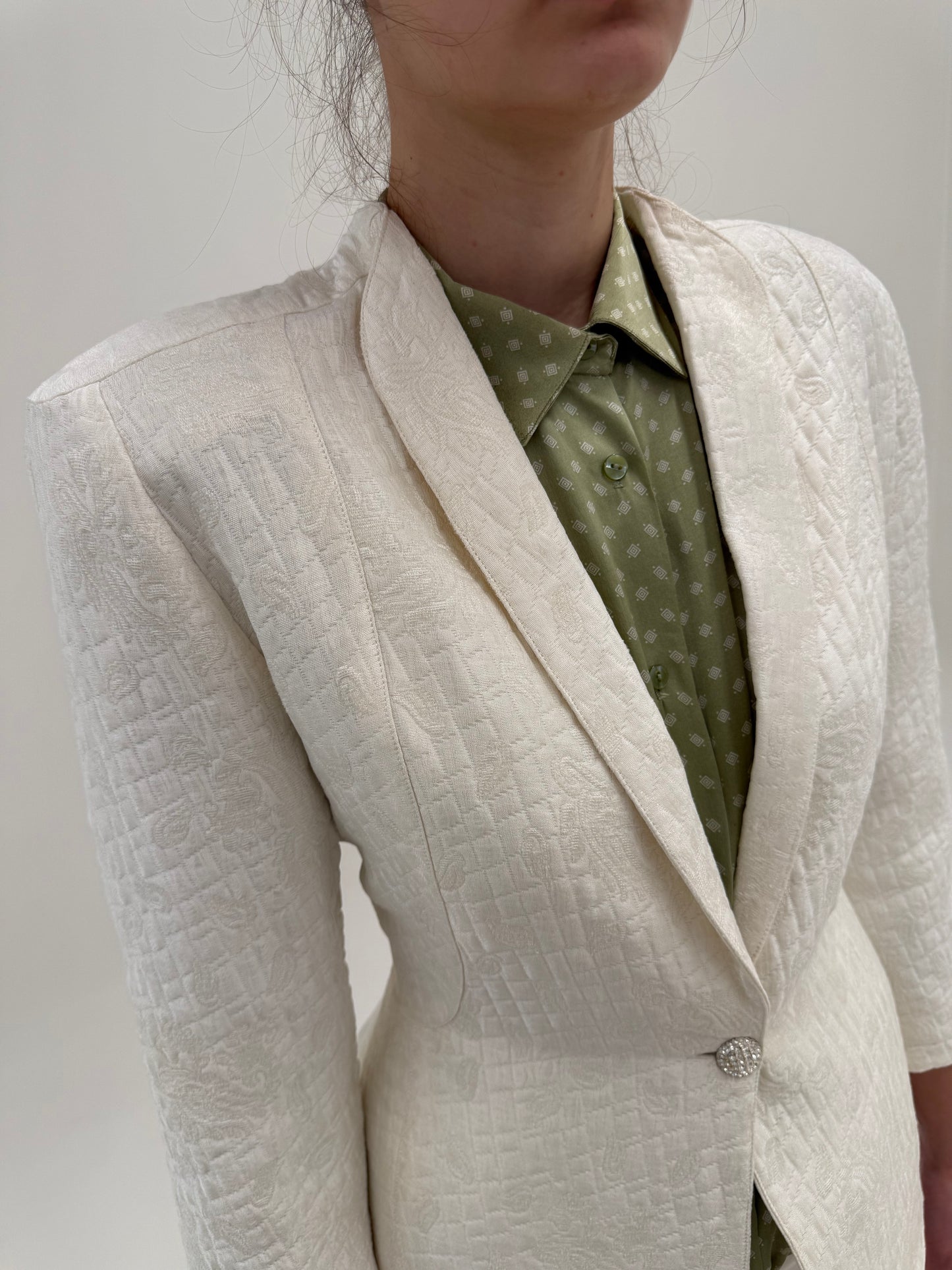 Sacou petite off white în croi în stil Mugler din brocart spectaculos uni