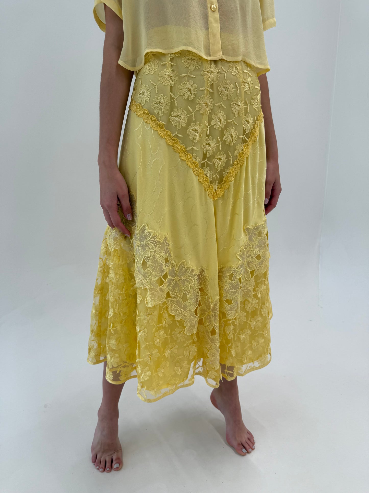 Fustă maxi butter yellow cu inserții din dantelă și talie ultra înaltă