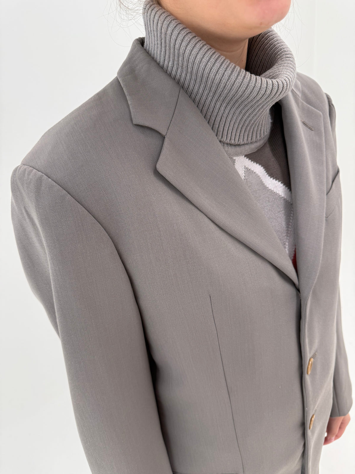 Sacou Armani tall warm gray din crep excepțional de lana în croi actual