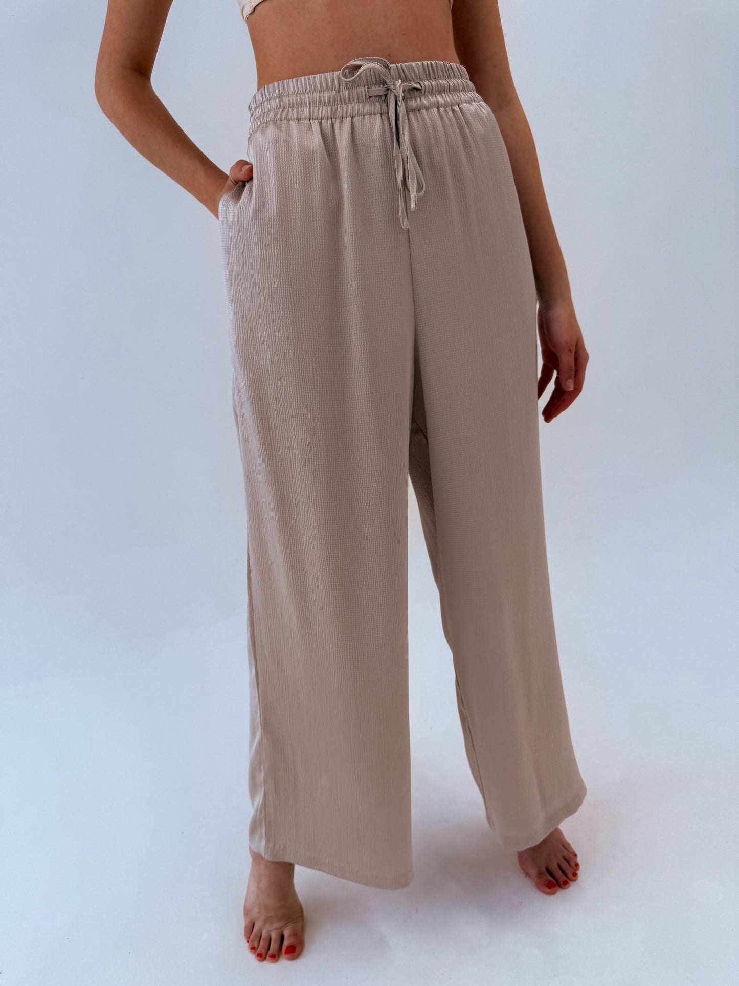 Pantaloni sand nude palazzo cu talie ultra înaltă din material ușor satinat și texturat