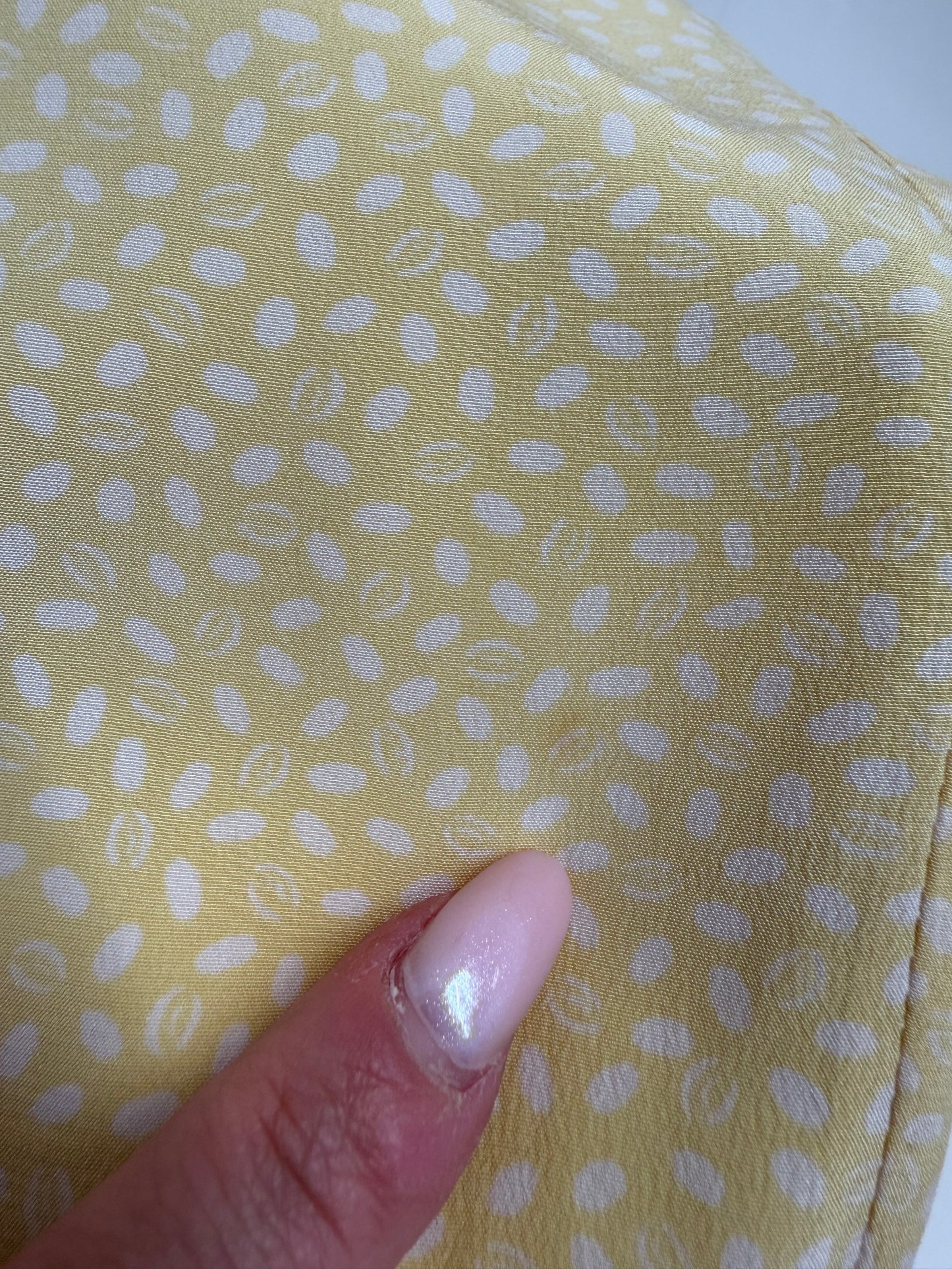 Pantaloni scurti cu aspect de fustă in fata din mătase naturală butter yellow