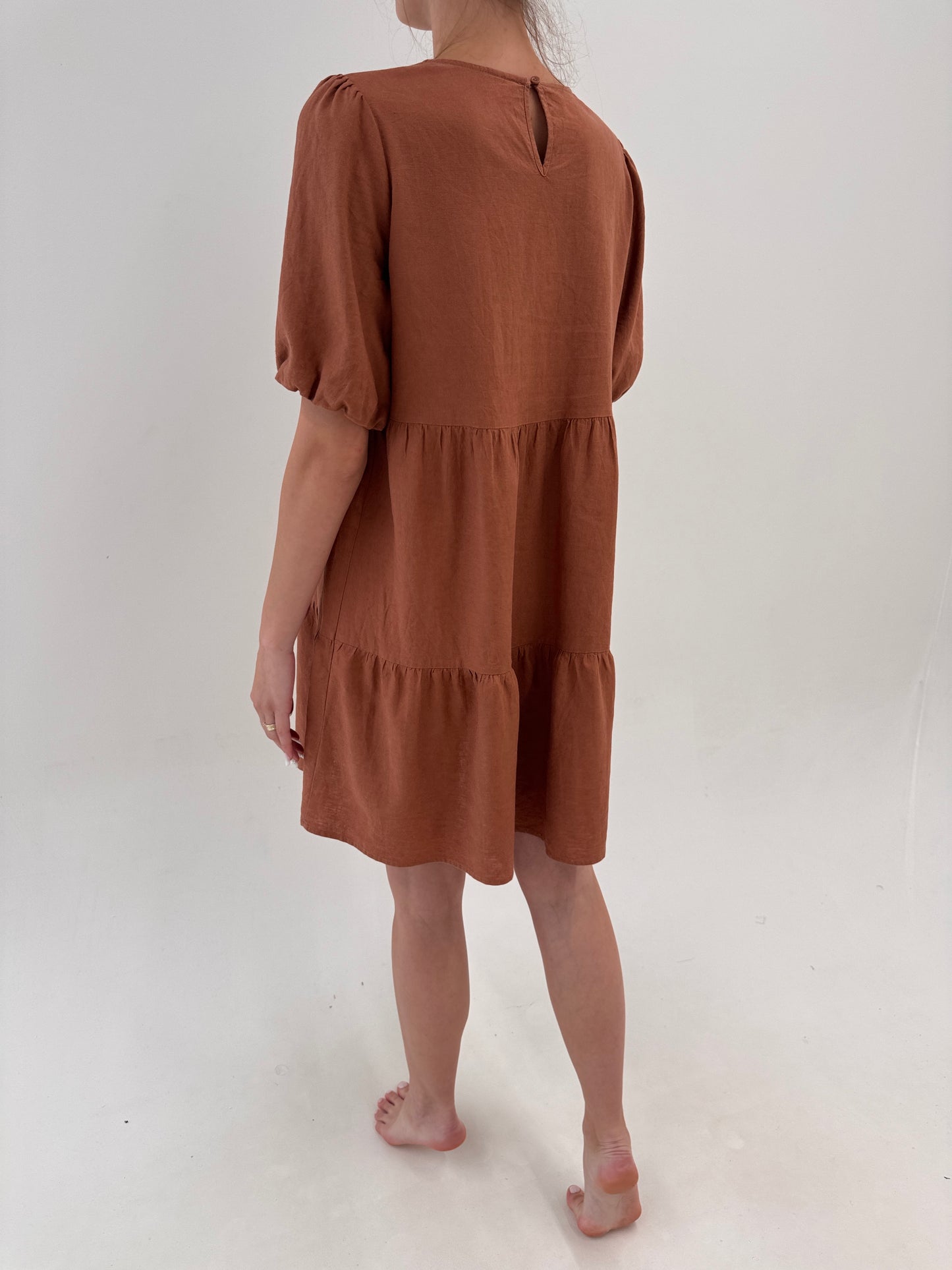 Rochie din in chestnut brown în croi lejer minimalist