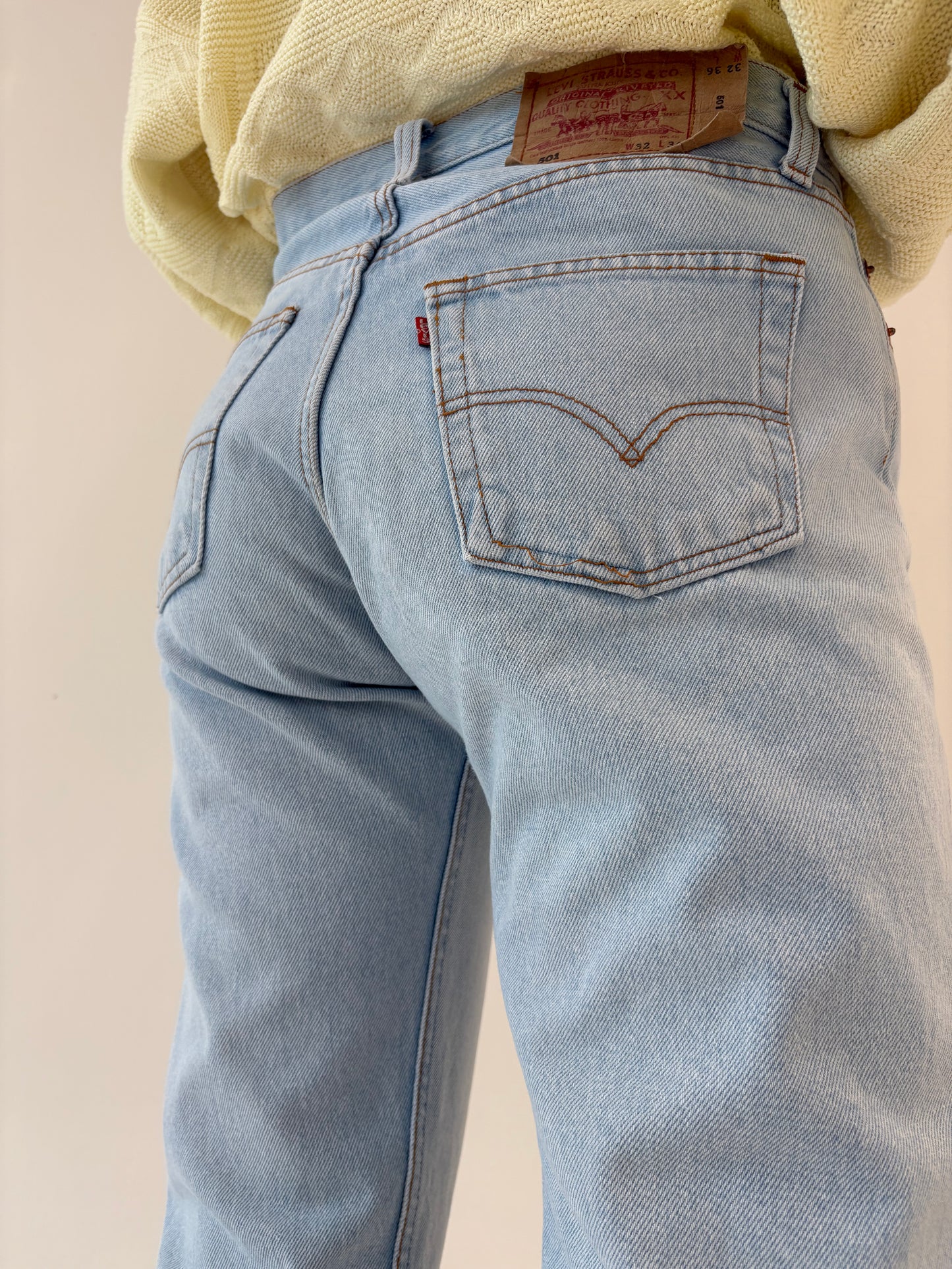 Jeans vinatge Levi’s 501 cu talie înaltă