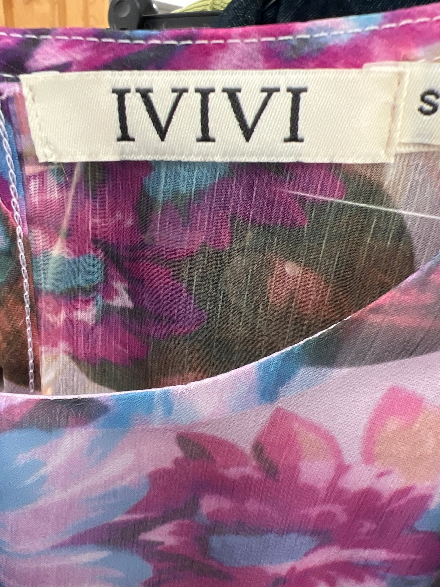 Rochie roz pudrat cu print floral superb și talie marcată elastică