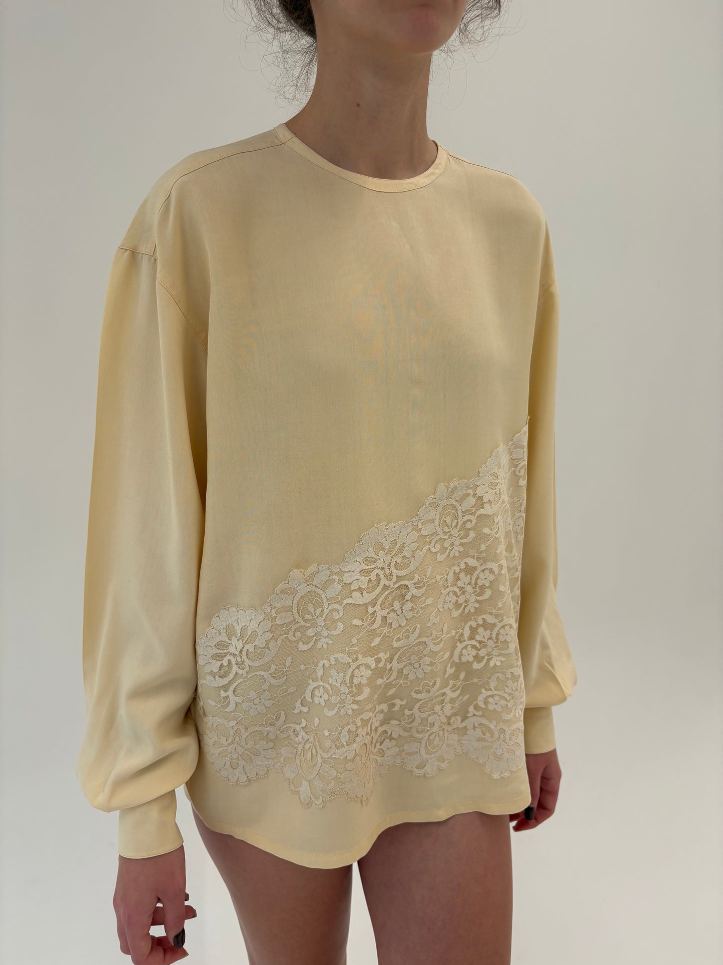 Cămașa din mătase naturală plină butter nude cu dantelă chantily