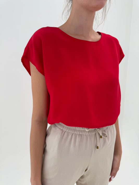 Top din mătase naturală cherry red în croi lejer minimalist