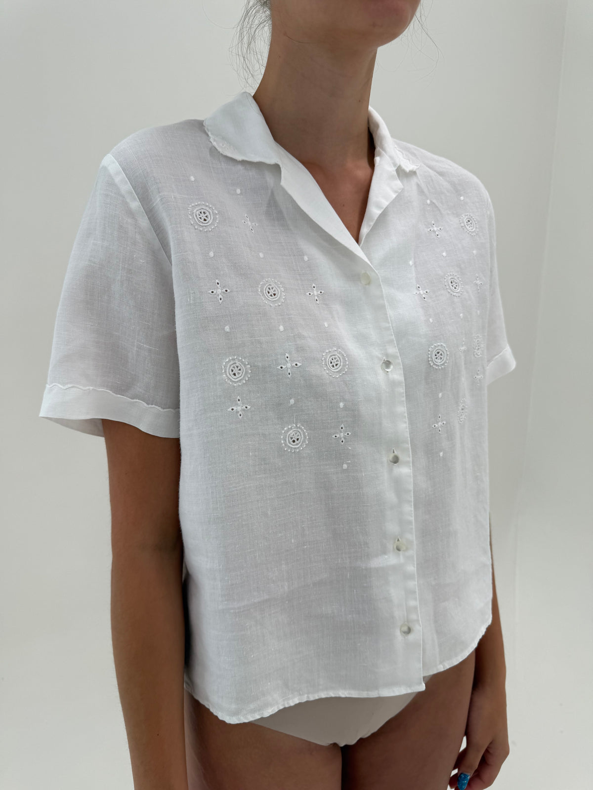 Cămașa bijuterie din in fin cu broderie manuală delicată geometrică