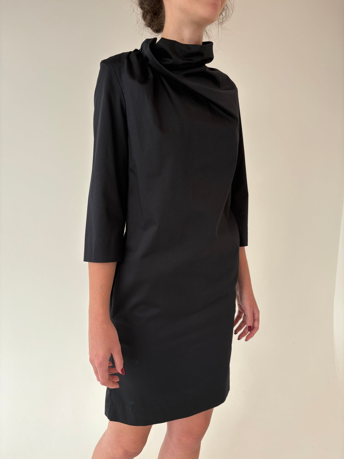 Rochie neagră Cos în croi minimalist cu fronsaj din poplin de bumbac
