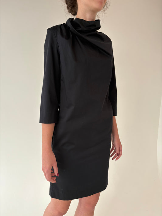 Rochie neagră Cos în croi minimalist cu fronsaj din poplin de bumbac