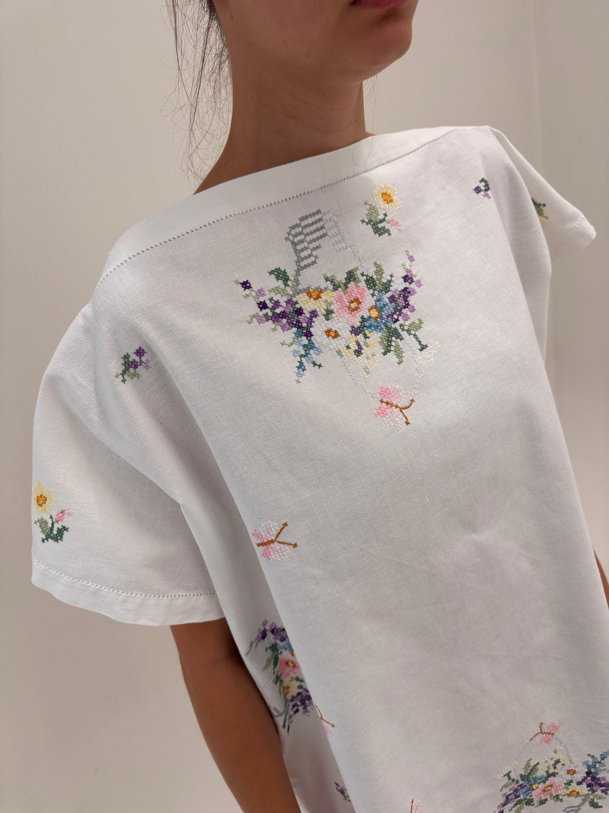 Set din in excepțional cu broderie manuală delicată colorata și fustă maxi
