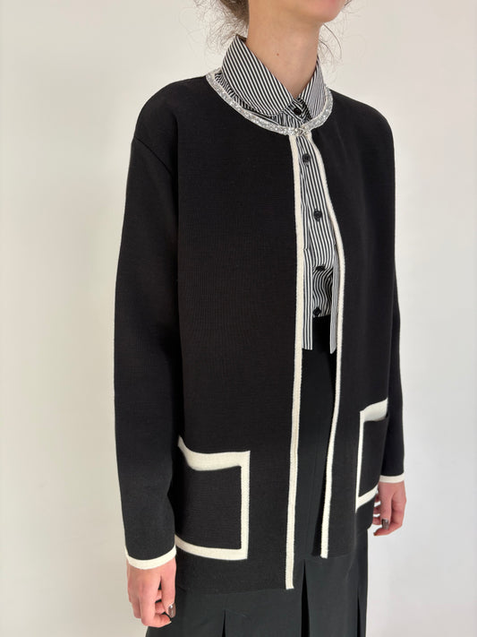 Cardigan negue în stil Chanel cu paspoal ivorie și aplicații manuale