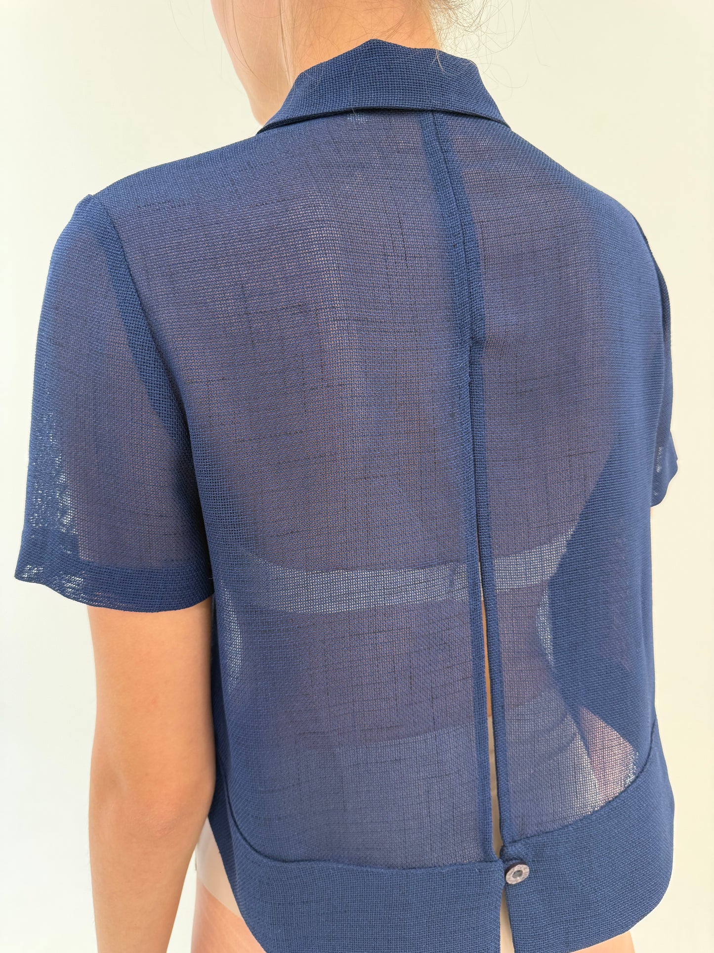 Cămașa în croi minimalist din pânză excepțională tip organza