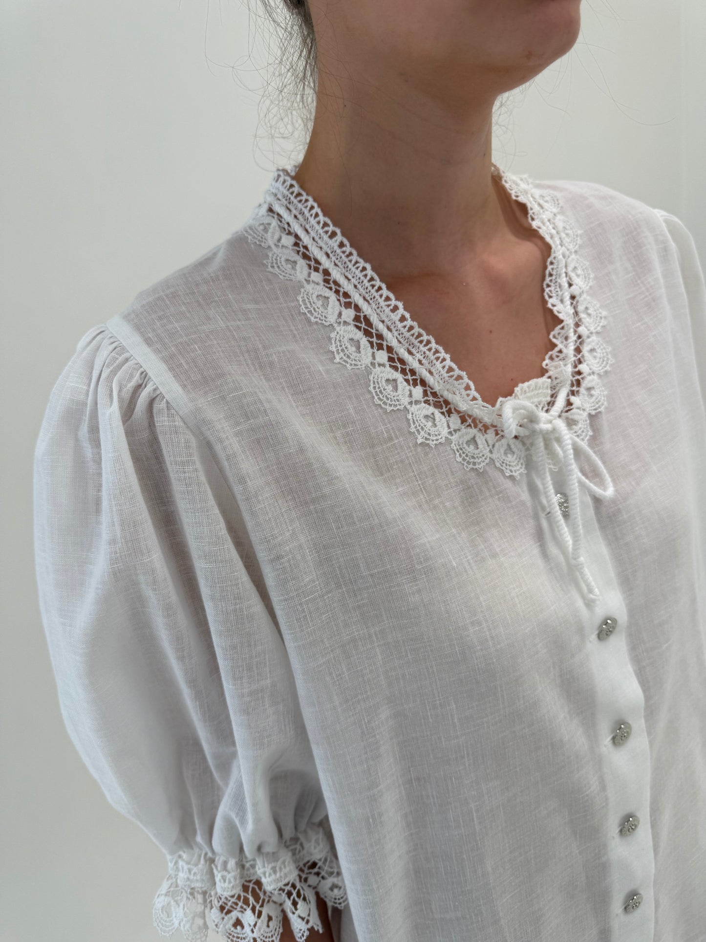 Cămașa vintage cu dantelă macrame din panzica de bumbac și umeri bufanți