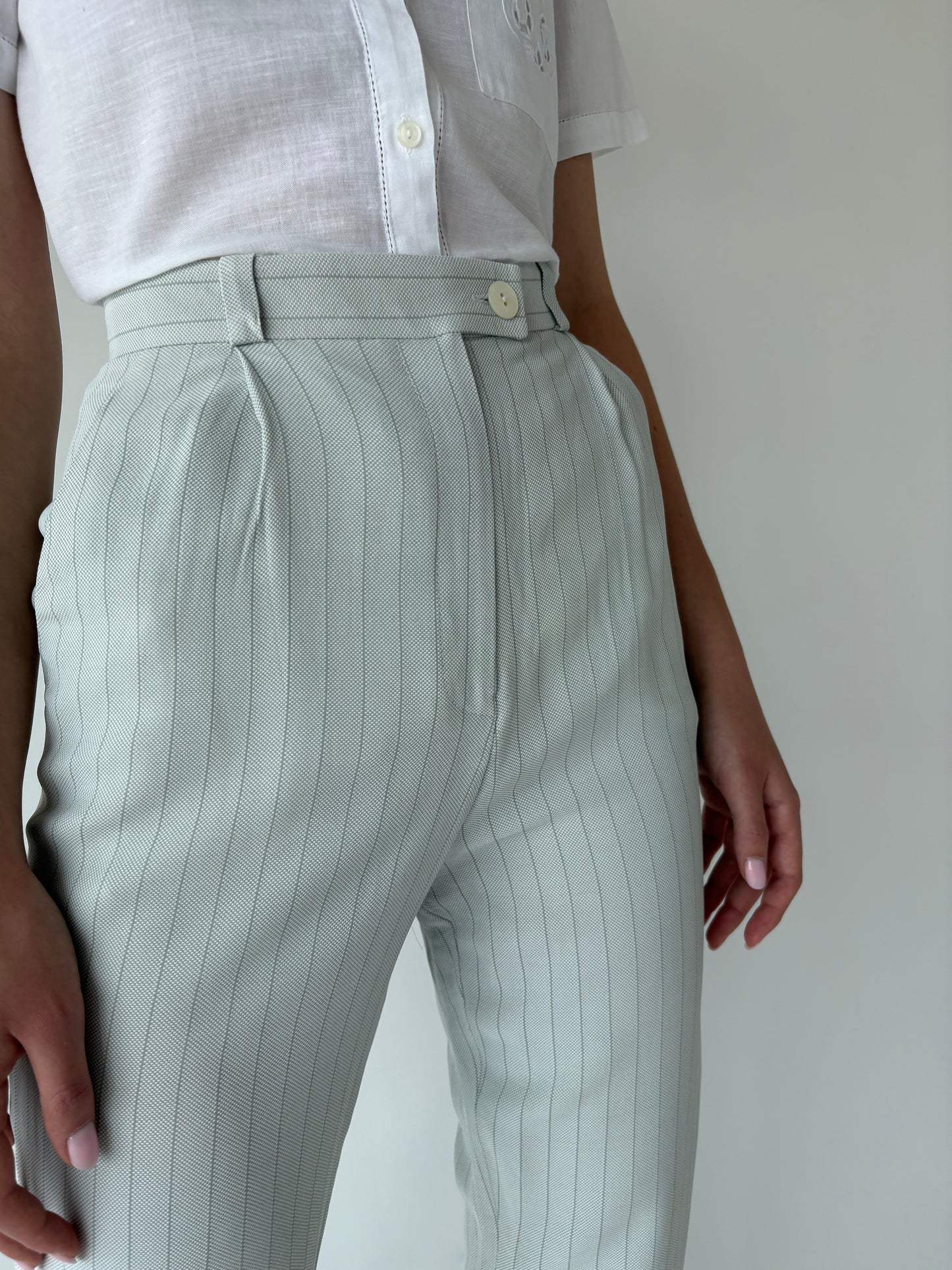 Pantaloni capri light baby blue cu talie ultra înaltă și pense