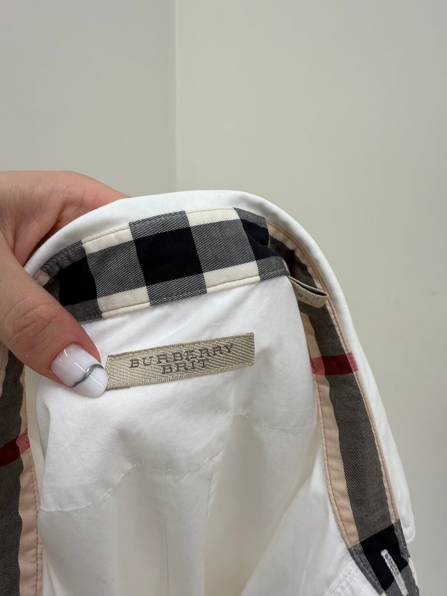 Cămașa Burberry cu influențe soft military super în trend din poplin