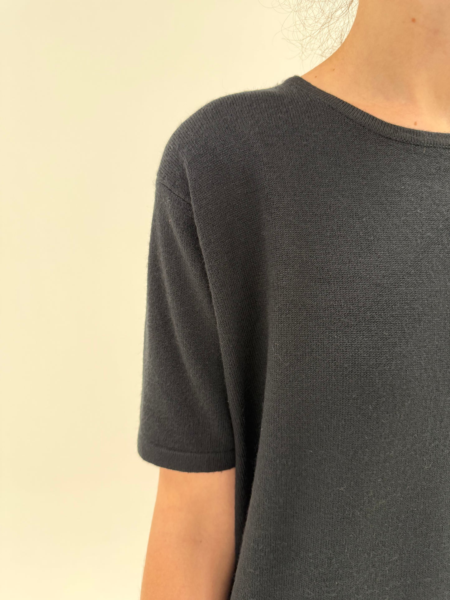 Top negru din lana merino extrafina cu elastan