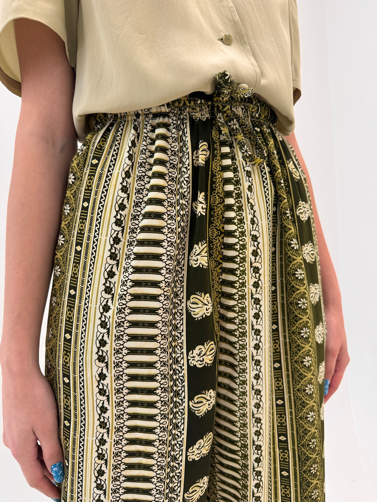 Pantaloni vintage în nuanțe de camel și kaki vaporoși cu talie ultra înaltă elastică
