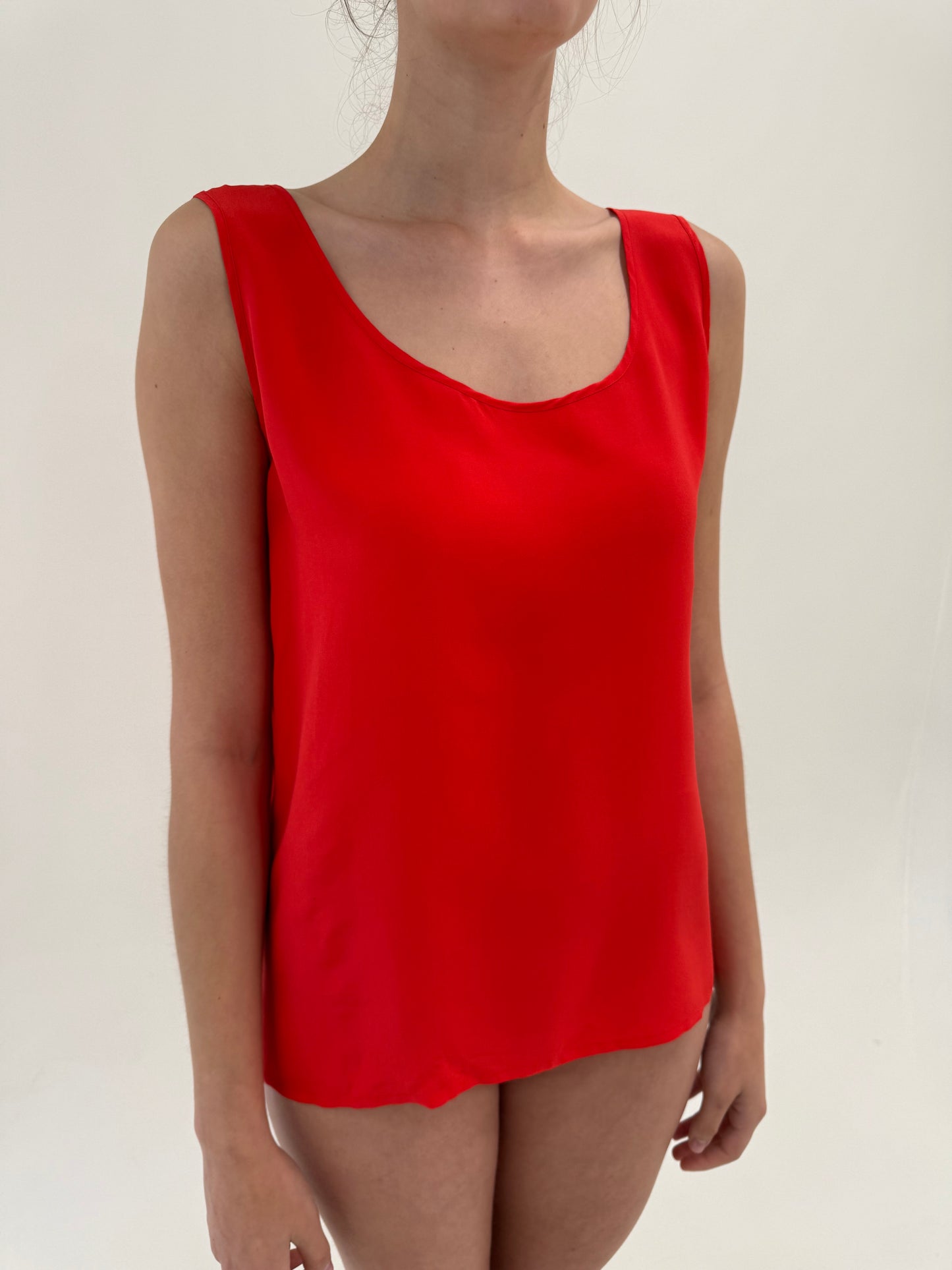 Top electric coral red din mătase naturală în croi minimalist