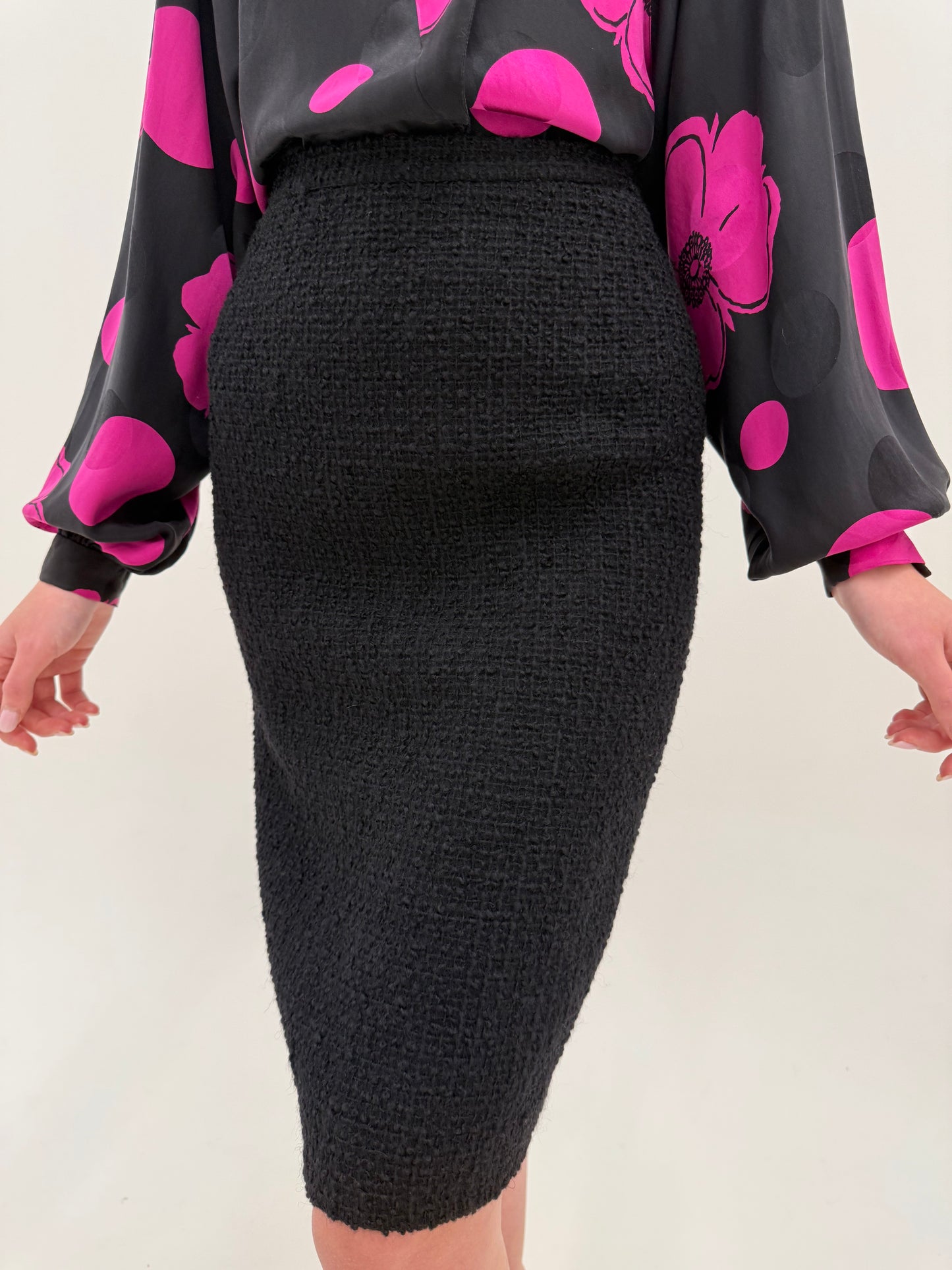 Deux piece negru în stil Chanel din boucle de lana cu nasturi aurii