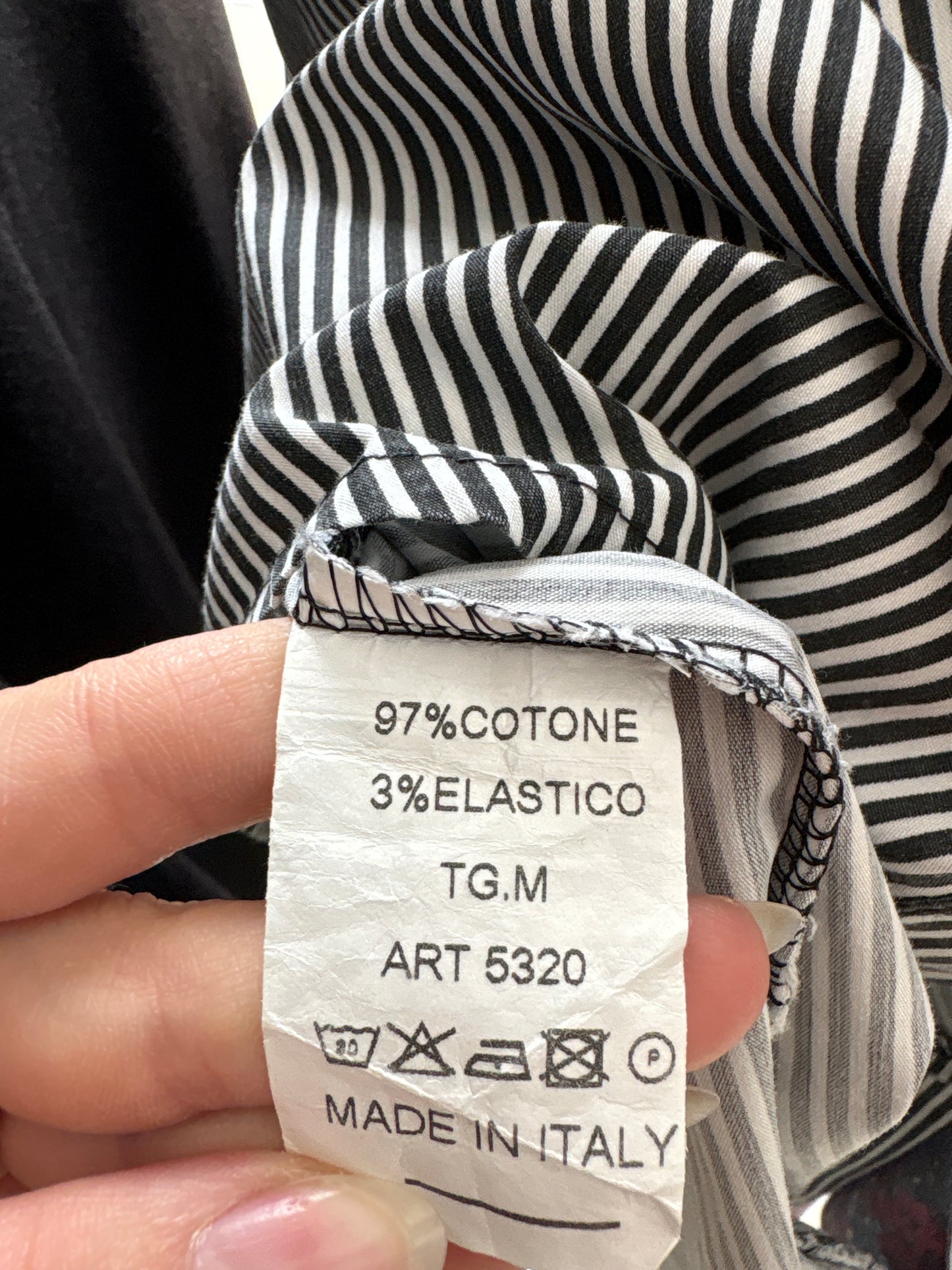 Cămașa italiana în croi elaborat cu funde și dungi negre din poplin de bumbac