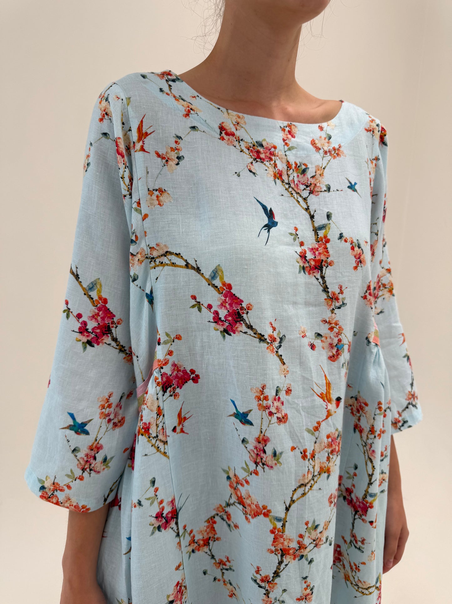 Rochie baby blue din in premium în croi foarte lejer și print cu flori de cireș