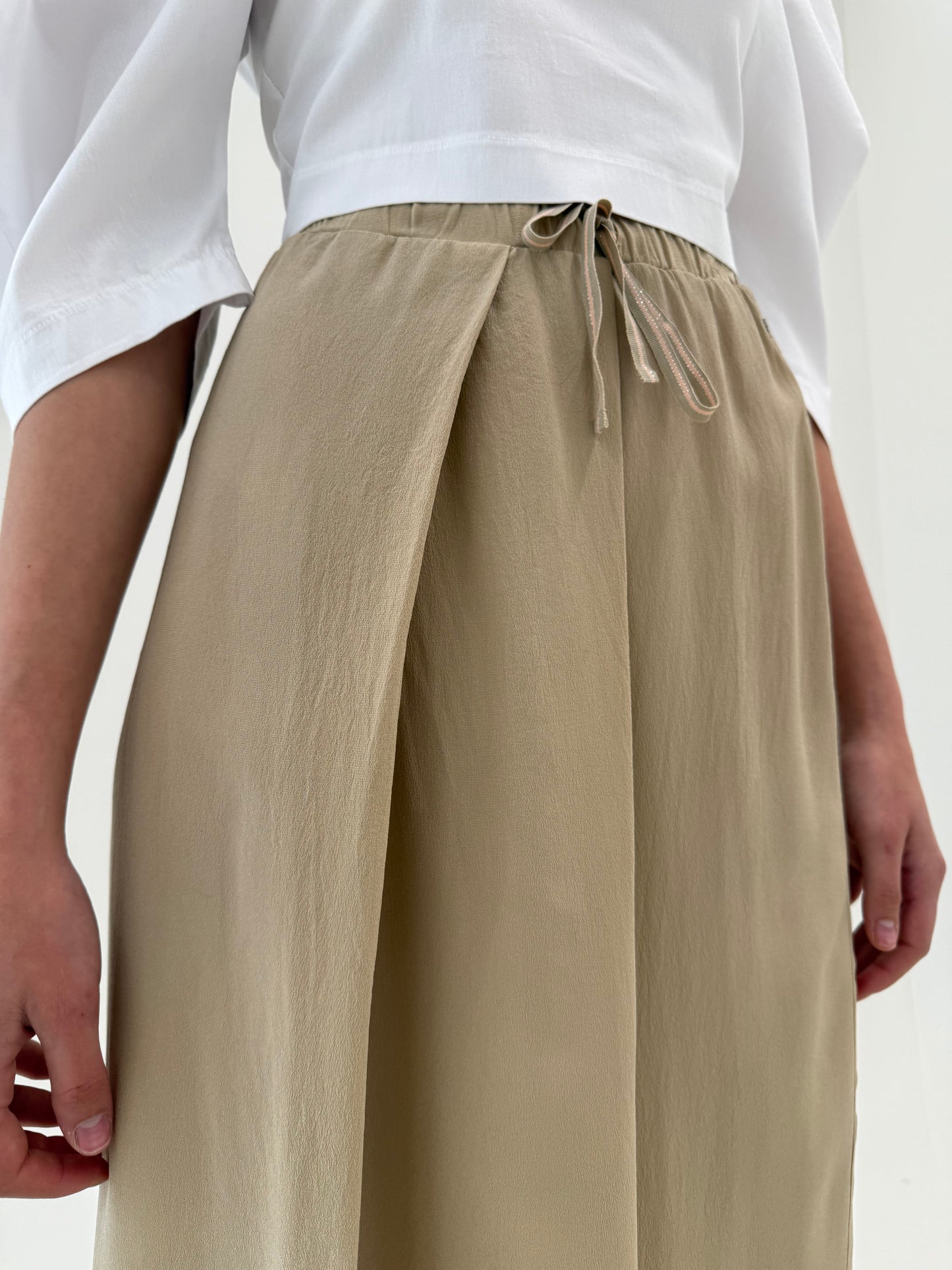Fustă maxi camel in croi modern din mătase naturală cu influențe casual