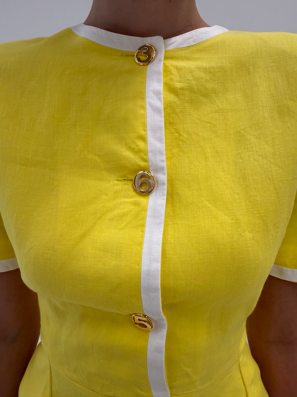 Rochie Fendi din in cu talie ultra înaltă cambrata și nasturi aurii cu logo