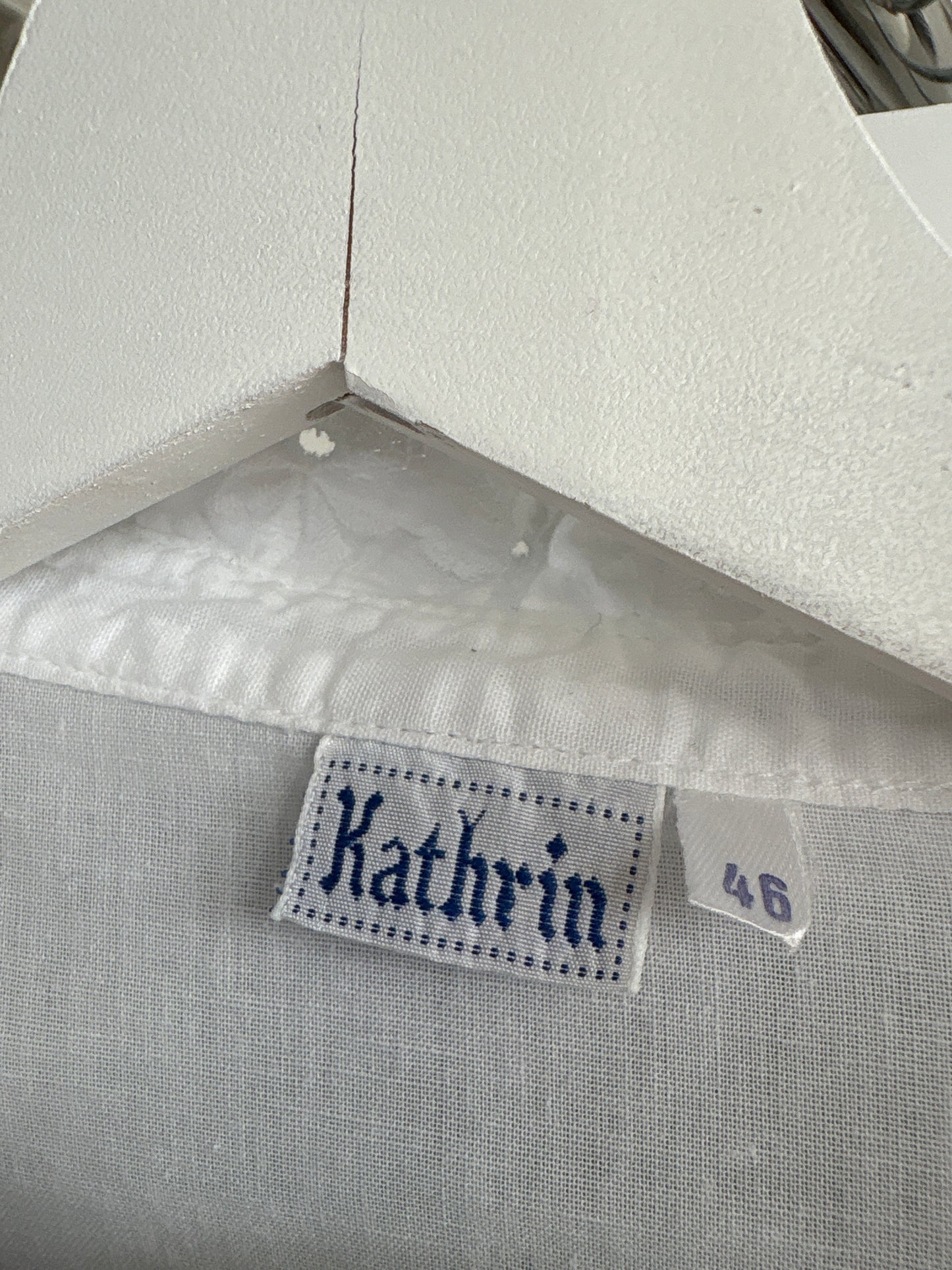 Cămașa vintage cu jabou și mâneci ample cu manșete îngustate