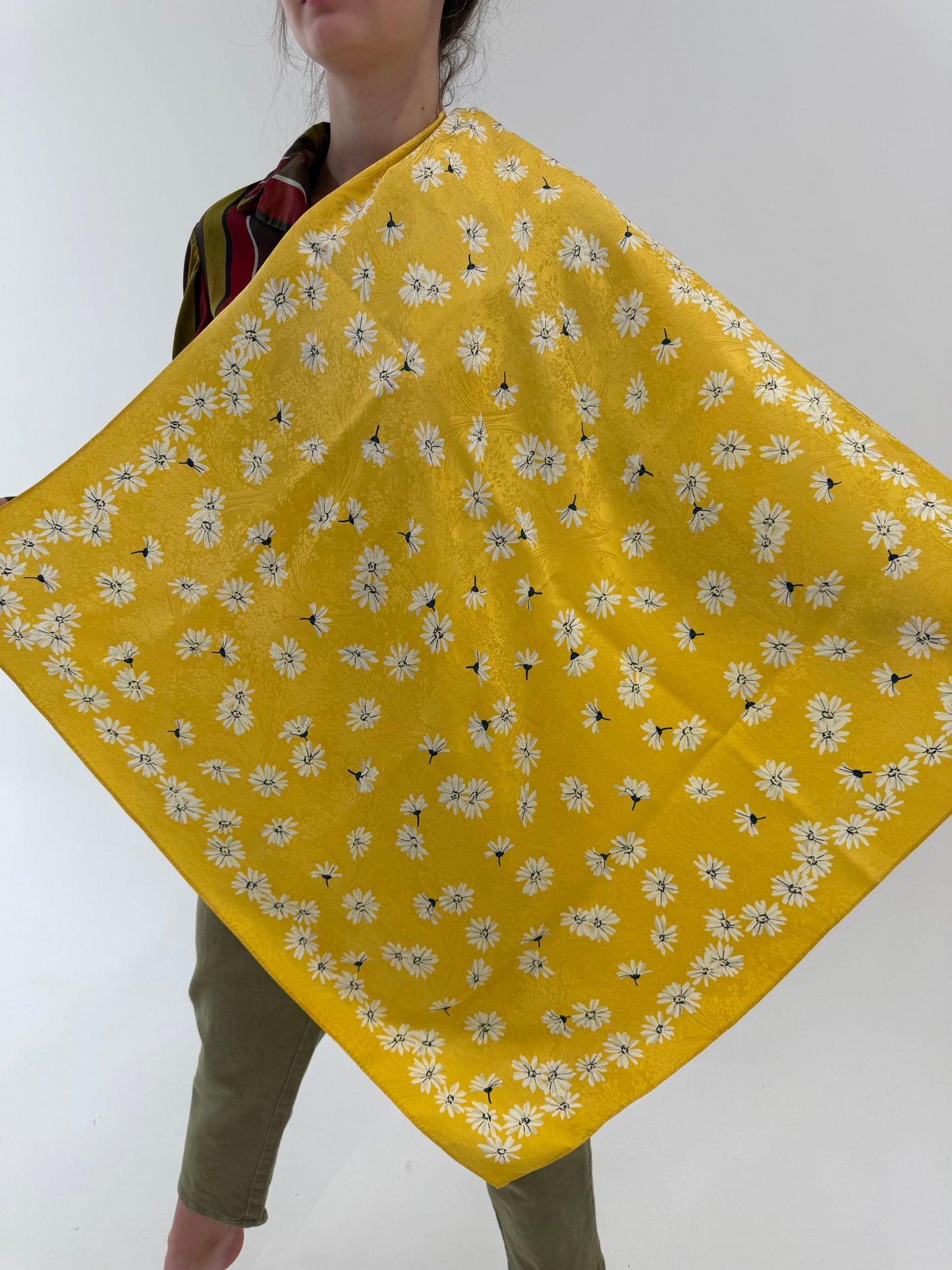 Eșarfă cu print floral delicat din mătase naturală ușor texturată