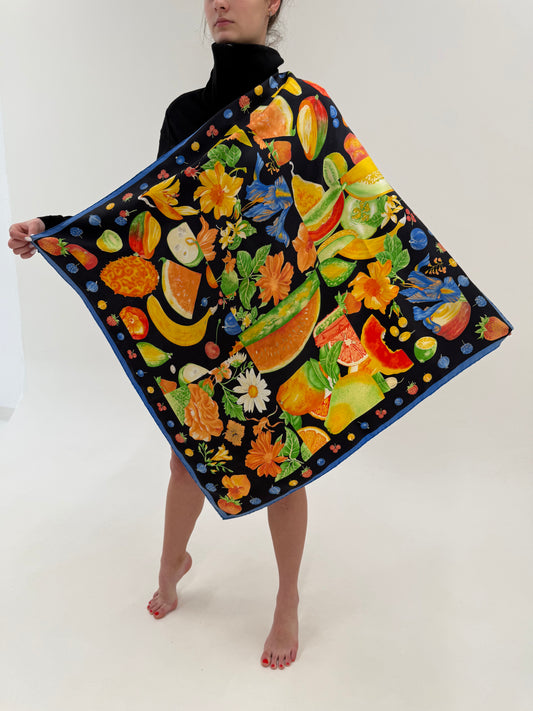 Eșarfă din mătase naturală cu print în culori calde pe Navy blue